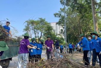 Sinh viên trường Đại học Công nghệ và Quản lý Hữu Nghị hỗ trợ khắc phục hậu quả mưa lũ