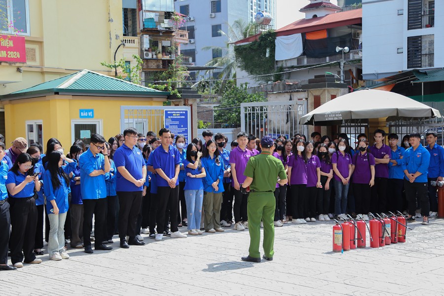 Sinh viên UTM tham gia tập huấn PCCC tại phường Hoàng Văn Thụ