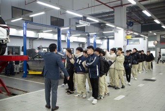 Sinh viên K13 ngành công nghệ kỹ thuật ô tô trải nghiệm thực tế tại công ty Toyota Hưng Yên