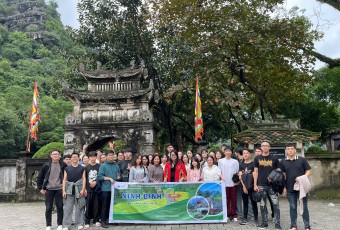 Sinh viên khoa Du lịch thực địa môn học tại Ninh Bình Sinh viên khoa Du lịch thực địa môn học tại Ninh Bình