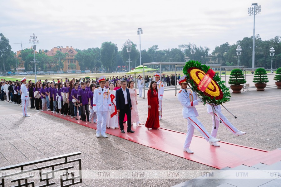 Hành trình về nguồn - Viếng lăng Chủ tịch Hồ Chí Minh và bảo tàng Hồ Chí Minh