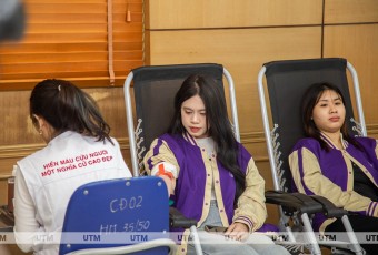 "Giọt hồng yêu thương" - Sinh viên UTM hiến máu tình nguyện.